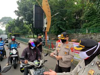 Polresta Bogor Bagikan Masker Kepada Pengguna Jalan Raya